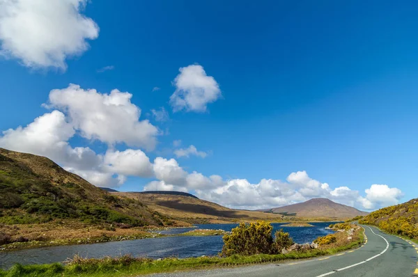Natura panoramica paesaggio connemara da ovest dell'Irlanda. epica campagna rurale irlandese dalla contea galway lungo la selvaggia via atlantica — Foto Stock