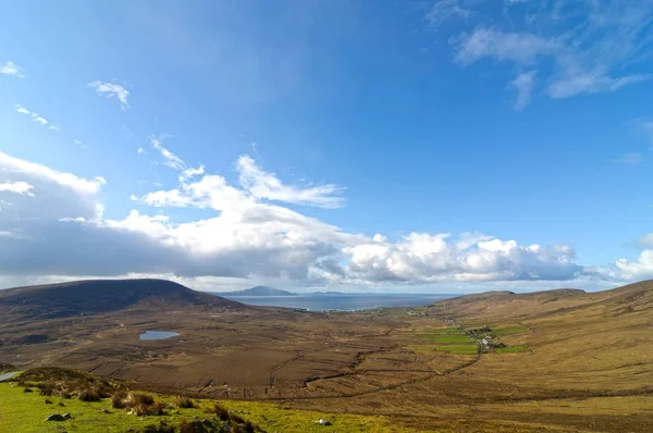 Vackra lantliga irländareland natur landskap från norr väster om Irland. natursköna achill ön längs vilda Atlanten vägen. berömda irländska turism attraktion. — Stockfoto