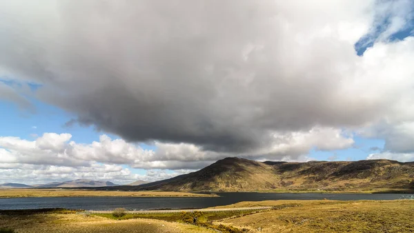 Paysage connemara nature pittoresque de l'ouest de l'Irlande. campagne irlandaise épique du comté galway le long de la route atlantique sauvage — Photo