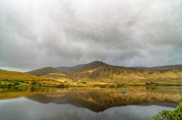 Natursköna connemara landskap från västra Irland. episka irländska landsbygden från grevskapet galway på vilda Atlanten vägen — Stockfoto