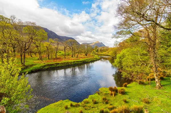 Natura panoramica paesaggio connemara da ovest dell'Irlanda. epica campagna rurale irlandese dalla contea galway lungo la selvaggia via atlantica — Foto Stock