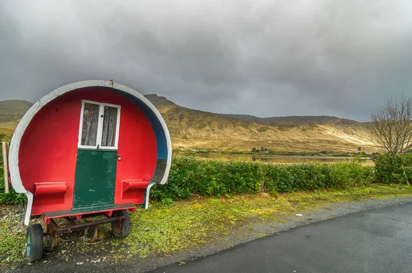 Cygański camping lub glamping, położony w malowniczej wsi irlandzki. piękny krajobraz z zachodniej Irlandii. — Zdjęcie stockowe