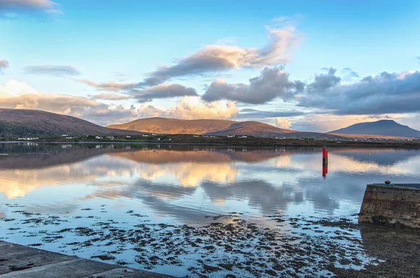 Bellissimo paesaggio rurale della natura rurale irlandese da nord-ovest dell'Irlanda. scenica isola achill lungo la selvaggia via atlantica. famosa attrazione turistica irlandese . — Foto Stock