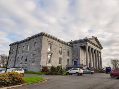 Ennis, İrlanda - 17 Kasım 2017: Ennis mahkeme Office, ofis ve haritalar ve Mahkemeleri Servisi İrlanda. 1850 neoklasik tarzda inşa edilmiş.