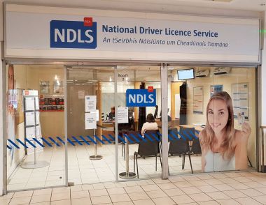 Ennis, İrlanda - 17 Kasım 2017: Ndls, ulusal sürücü Lisansı hizmetini, öğrenci izni uygulamaları alırsınız adanmış hizmet ve sürücü lisansları.