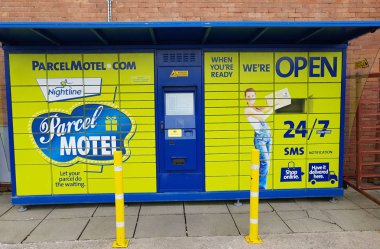 Ennis, İrlanda - 17th Kasım 2017: Parcelmotel, parsel Motel soyunma. Online alışveriş Gönderileriniz yönetmek.