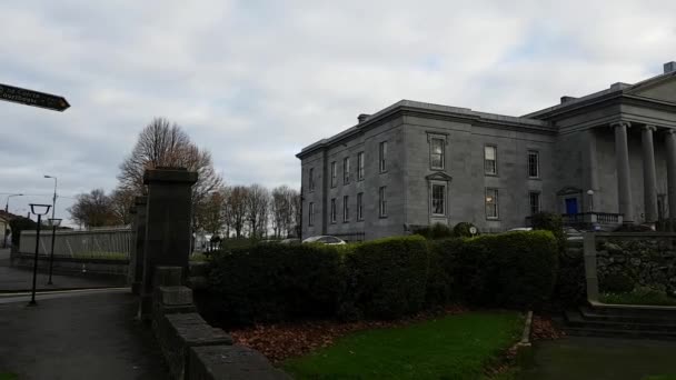 Ennis, Irlanda - 17 de noviembre de 2017: Oficina de la Corte de Ennis, Oficinas y Mapas y Servicio de Cortes de Irlanda. Fue construido en 1850 en un estilo neoclásico . — Vídeos de Stock