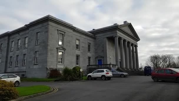 Ennis, Irlanda - 17 de noviembre de 2017: Oficina de la Corte de Ennis, Oficinas y Mapas y Servicio de Cortes de Irlanda. Fue construido en 1850 en un estilo neoclásico . — Vídeos de Stock
