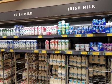 Ennis, İrlanda - 17 Kasım 2017: Aldi deposunda Ennis ilçe CIA