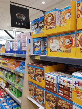 Ennis, İrlanda - 17 Kasım 2017: Aldi deposunda Ennis County Clare