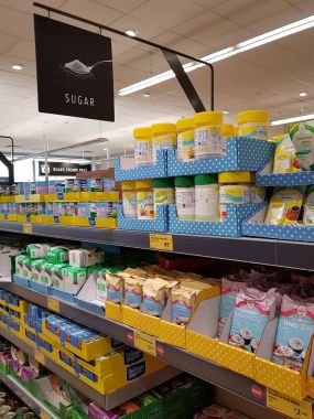 Ennis, İrlanda - 17 Kasım 2017: Aldi deposunda Ennis County Clare