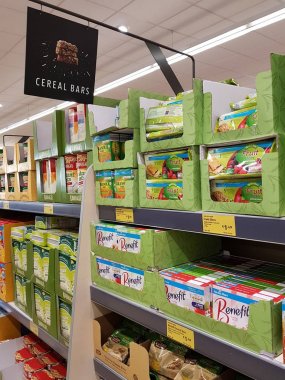 Ennis, İrlanda - 17 Kasım 2017: Aldi deposunda Ennis County Clare