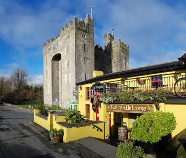 Bunratty Castle ve Durty Nelly'nın İrlandalı Pub, İrlanda - 30th Kasım 2017: güzel görünümü ve İrlanda'nın en ünlü Castle County Clare, İrlanda barı. Ünlü dünya turizm cazibe. Bunratty Castle ve Durty Nelly'nın Pub.