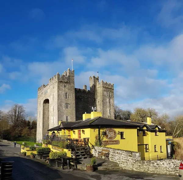 Bunratty Castle y Durty Nelly 's Irish Pub, Irlanda - 30 nov 2017: Hermosa vista del castillo más famoso de Irlanda y el pub irlandés en el condado de Clare. Famosa atracción turística mundial. Bunratty Castle y Durty Nelly 's Pub . — Foto de Stock