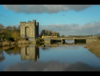 Bunratty Castle County Clare İrlanda günbatımında. Bunratty Castle İrlanda'dan Timelapse video.