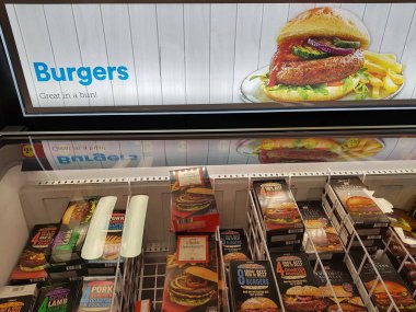 Limerick, İrlanda - 8 Şubat 2018: İzlanda gıdalar mağaza, Limerick, İrlanda. Seçim çeşitli donmuş Burger İrlandalı üretmek.