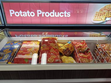 Limerick, İrlanda - 8 Şubat 2018: İzlanda gıdalar mağaza, Limerick, İrlanda. Çeşitli dondurulmuş patates yelpazesi İrlandalı üretmek.