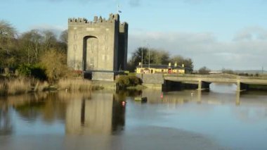 bunratty castle county clare İrlanda günbatımı timelapse. hızlandırılmış bir ünlü İrlandalı kale İrlanda. 