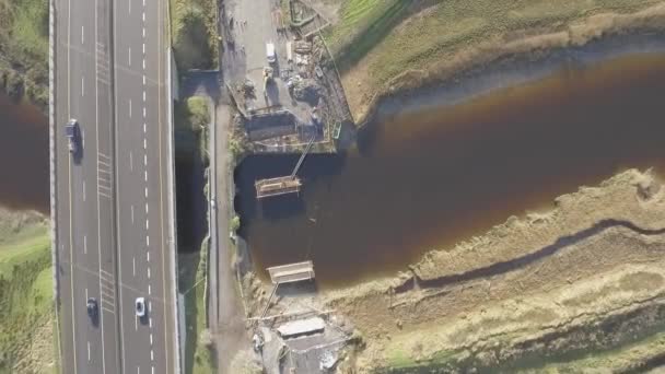 Vista Aérea Aves Del Puente Autopista Reconstrucción Junto Una Autopista — Vídeos de Stock