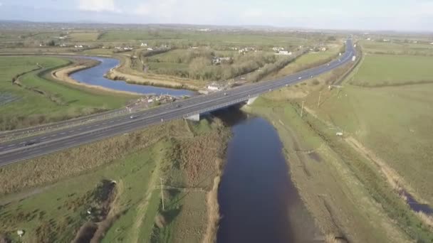 空中鳥瞰図的再建で忙しい高速道路高速道路橋 ニュー マーケットでアイルランドで 高速道路 — ストック動画