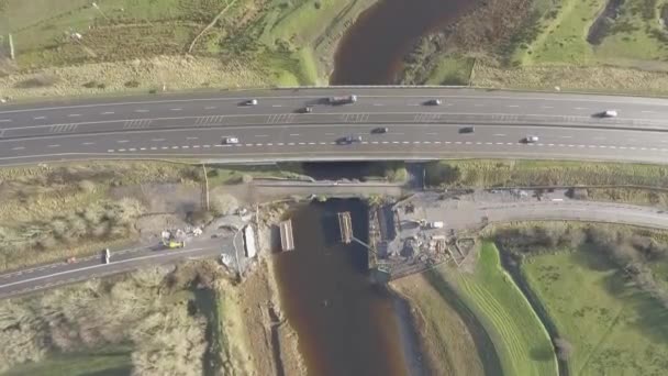 Antenn Fåglar Eye Motorwayen Överbryggar Återuppbyggnad Bredvid Hårt Trafikerad Motorväg — Stockvideo