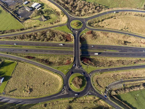 Εναέρια πτηνών μάτι θέα του αυτοκινητόδρομου M7 στην Ιρλανδία. Αυτοκινητόδρομος με γέφυρα, διασταυρώσεις κυκλικής κυκλοφορίας και μετακίνησης. — Φωτογραφία Αρχείου