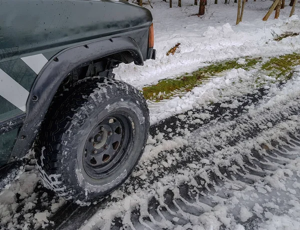 4X4 Geländewagen Vorderrad Und Reifen Einem Wald Mit Schnee Reifenspuren — Stockfoto