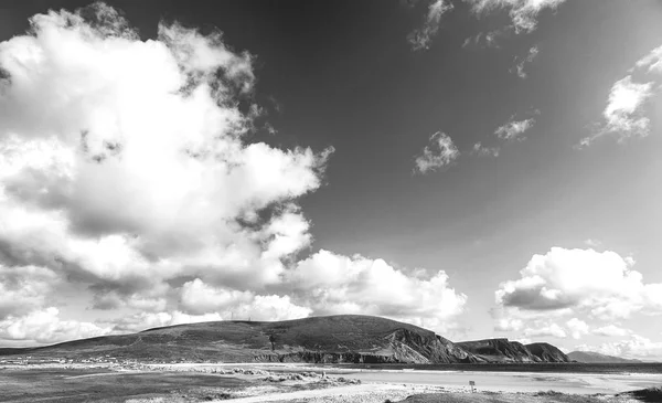 Zwart-wit foto van een landschap met prachtige schilderachtige Ierse platteland van Achill island in Mayo, Ierland — Stockfoto