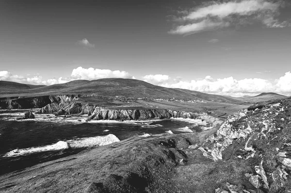 Schwarz-Weiß-Bild einer landschaftlich schönen irischen Landschaft von einer Hügelinsel in Irland — Stockfoto