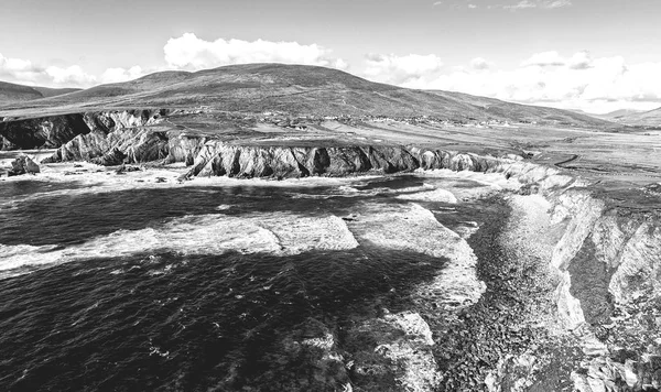 Schwarz-Weiß-Bild einer landschaftlich schönen irischen Landschaft — Stockfoto