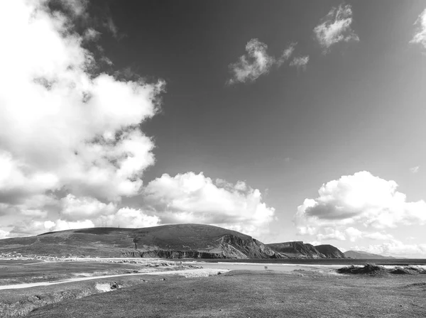 Foto em preto e branco de uma bela paisagem paisagística irlandesa — Fotografia de Stock