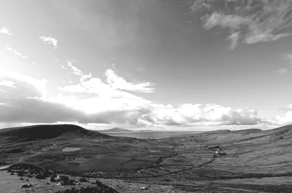 Foto in bianco e nero di una bella campagna panoramica irlandese — Foto Stock