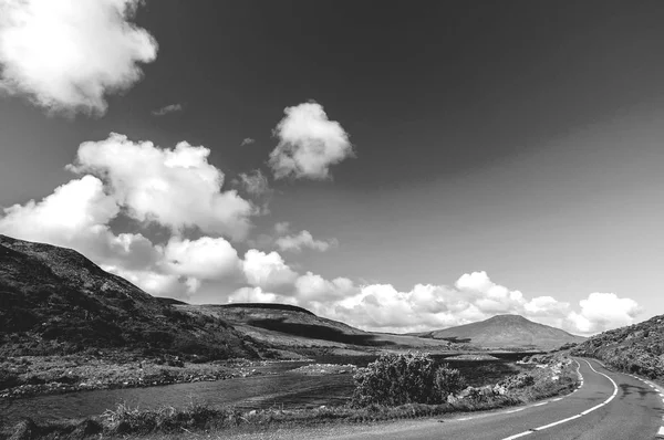Black and white picture of a beautiful scenic Irish countryside — Stock Photo, Image