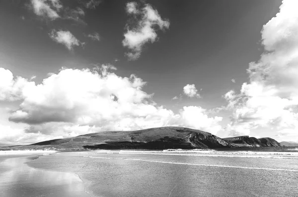 Foto em preto e branco de uma bela paisagem paisagística irlandesa — Fotografia de Stock