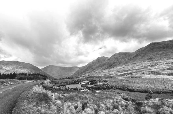 Image en noir et blanc d'une belle campagne irlandaise pittoresque — Photo