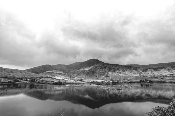 Foto in bianco e nero di una bella campagna panoramica irlandese — Foto Stock