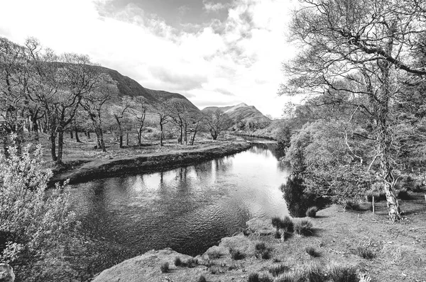 Foto em preto e branco de uma bela paisagem paisagística irlandesa — Fotografia de Stock