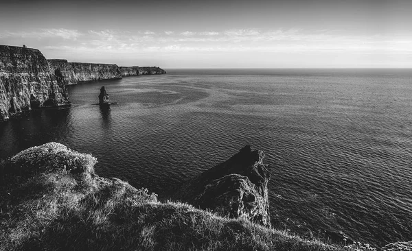 Foto in bianco e nero delle famose scogliere di Moher in Irlanda. bella campagna panoramica irlandese lungo la selvaggia via atlantica — Foto Stock