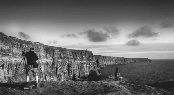 Foto in bianco e nero delle famose scogliere di Moher in Irlanda. bella campagna panoramica irlandese lungo la selvaggia via atlantica — Foto Stock