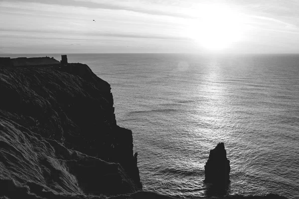 Foto en blanco y negro de los mundialmente famosos acantilados de moher en Irlanda del condado. hermoso paisaje rural irlandés a lo largo de la ruta atlántica salvaje — Foto de Stock