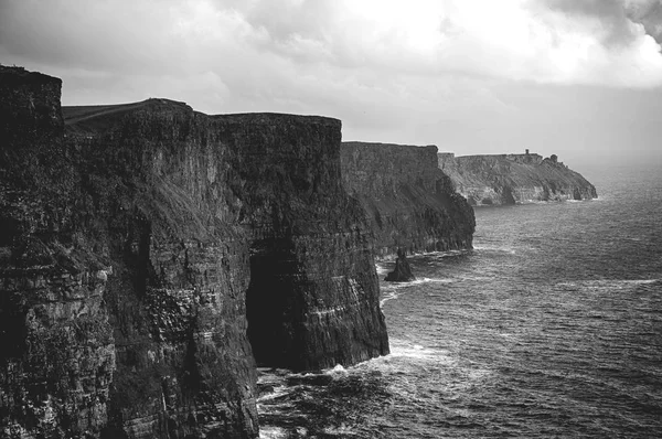 爱尔兰莫赫尔世界著名悬崖的黑白图片。美丽的风景爱尔兰乡村沿狂放的大西洋方式 — 图库照片