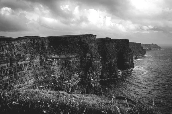 Foto en blanco y negro de los mundialmente famosos acantilados de moher en Irlanda del condado. hermoso paisaje rural irlandés a lo largo de la ruta atlántica salvaje — Foto de Stock