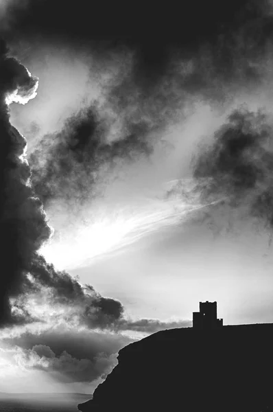 Siyah beyaz resim moher ilçe İrlanda dünya ünlü kayalıklarla. yaban Atlantik yol boyunca güzel doğal İrlandalı kırsal — Stok fotoğraf