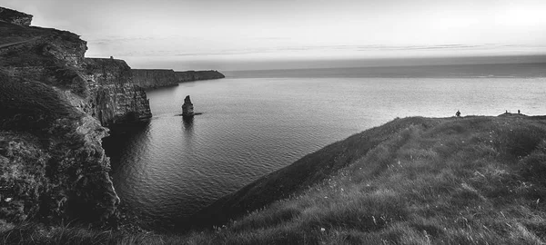 Foto en blanco y negro de los mundialmente famosos acantilados de moher en Irlanda del condado. hermoso paisaje rural irlandés a lo largo de la ruta atlántica salvaje —  Fotos de Stock