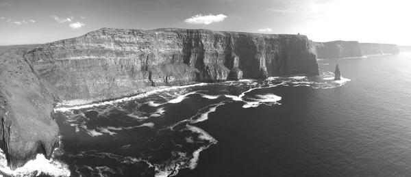 Foto em preto e branco das falésias mundialmente famosas de moher na Irlanda do Condado. bela paisagem irlandesa cênica ao longo da maneira atlântica selvagem — Fotografia de Stock