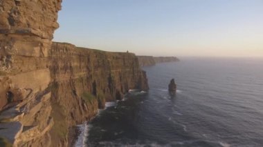 Güzel doğal hava uçak manzarasına İrlanda Cliffs, Moher County Clare. Moher uçurumlar üzerinden günbatımı. Epik İrlandalı kırsal kırsal manzara vahşi Atlantik yol boyunca.