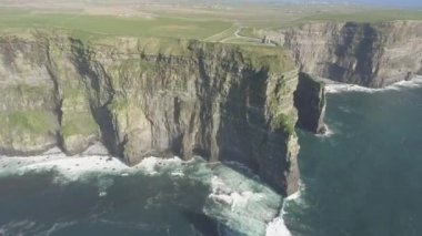 Güzel doğal hava uçak manzarasına İrlanda Cliffs, Moher County Clare. Moher uçurumlar üzerinden günbatımı. Epik İrlandalı kırsal kırsal manzara vahşi Atlantik yol boyunca.