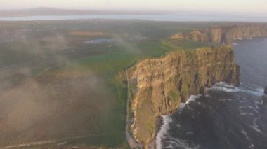 Güzel doğal hava uçak manzarasına İrlanda Cliffs, Moher County Clare. Moher uçurumlar üzerinden günbatımı. Epik İrlandalı kırsal kırsal manzara vahşi Atlantik yol boyunca.