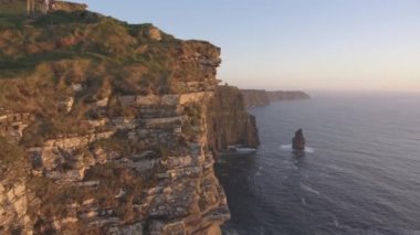 Güzel doğal hava uçak manzarasına İrlanda Cliffs, Moher County Clare. Moher uçurumlar üzerinden günbatımı. Epik İrlandalı kırsal kırsal manzara vahşi Atlantik yol boyunca.