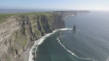 Güzel doğal hava uçak manzarasına İrlanda Cliffs, Moher County Clare. Moher uçurumlar üzerinden günbatımı. Epik İrlandalı kırsal kırsal manzara vahşi Atlantik yol boyunca.